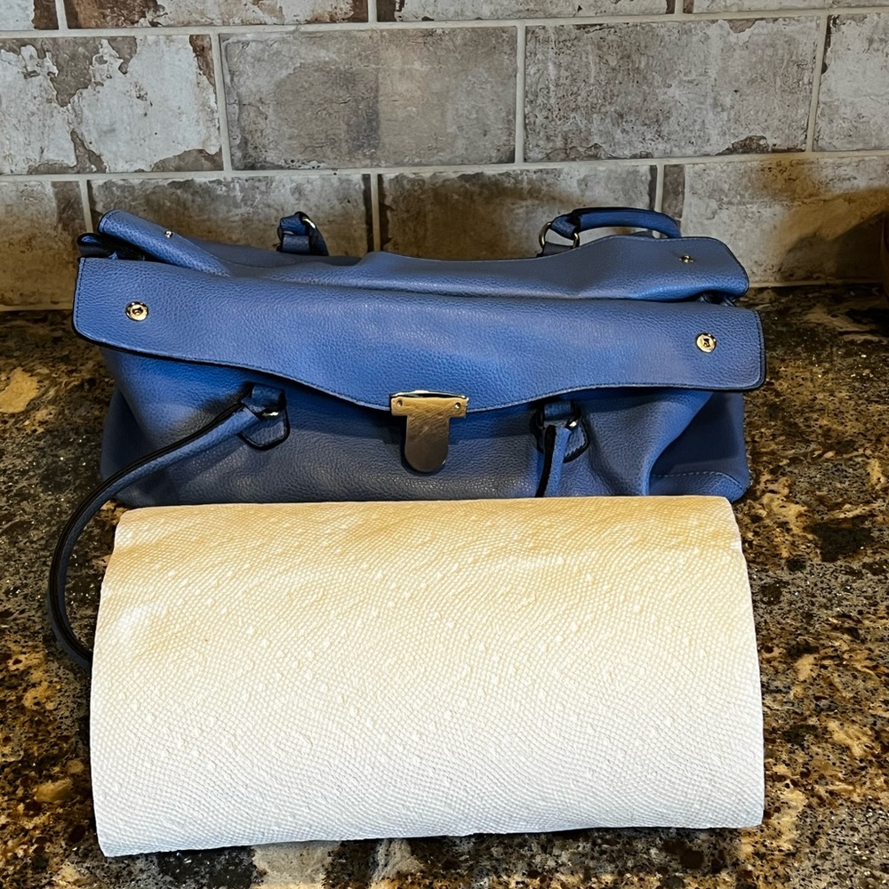 Ice blue faux leather purse with oversized press lock - Picture 10 of 10
